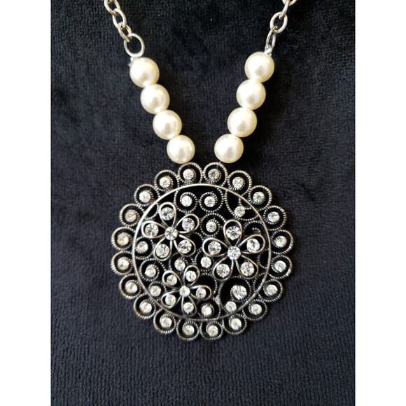 Vintage Style Filigree Pendant Necklace Faux Pearl Chain Statement Jewelry - Picture 3 of 6